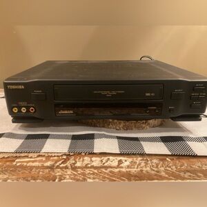 Toshiba M-661 VHS VCR 4 Head Hi-fi Cassette‎ Recorder Tested Working No Remote